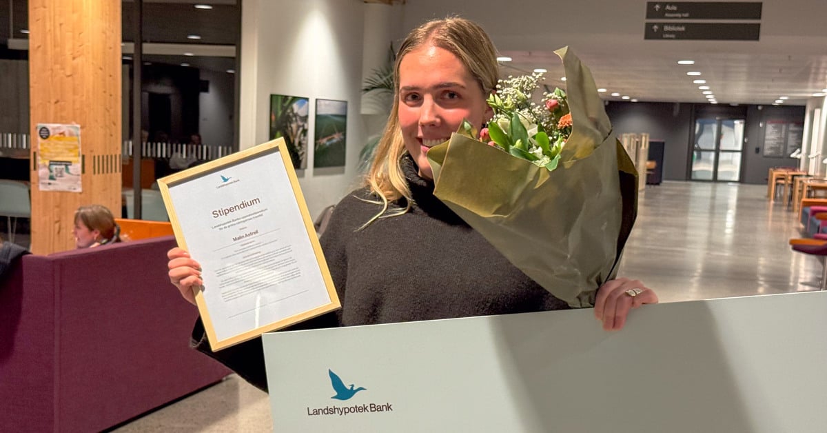 Malin Astrell håller i blommor och diplom.